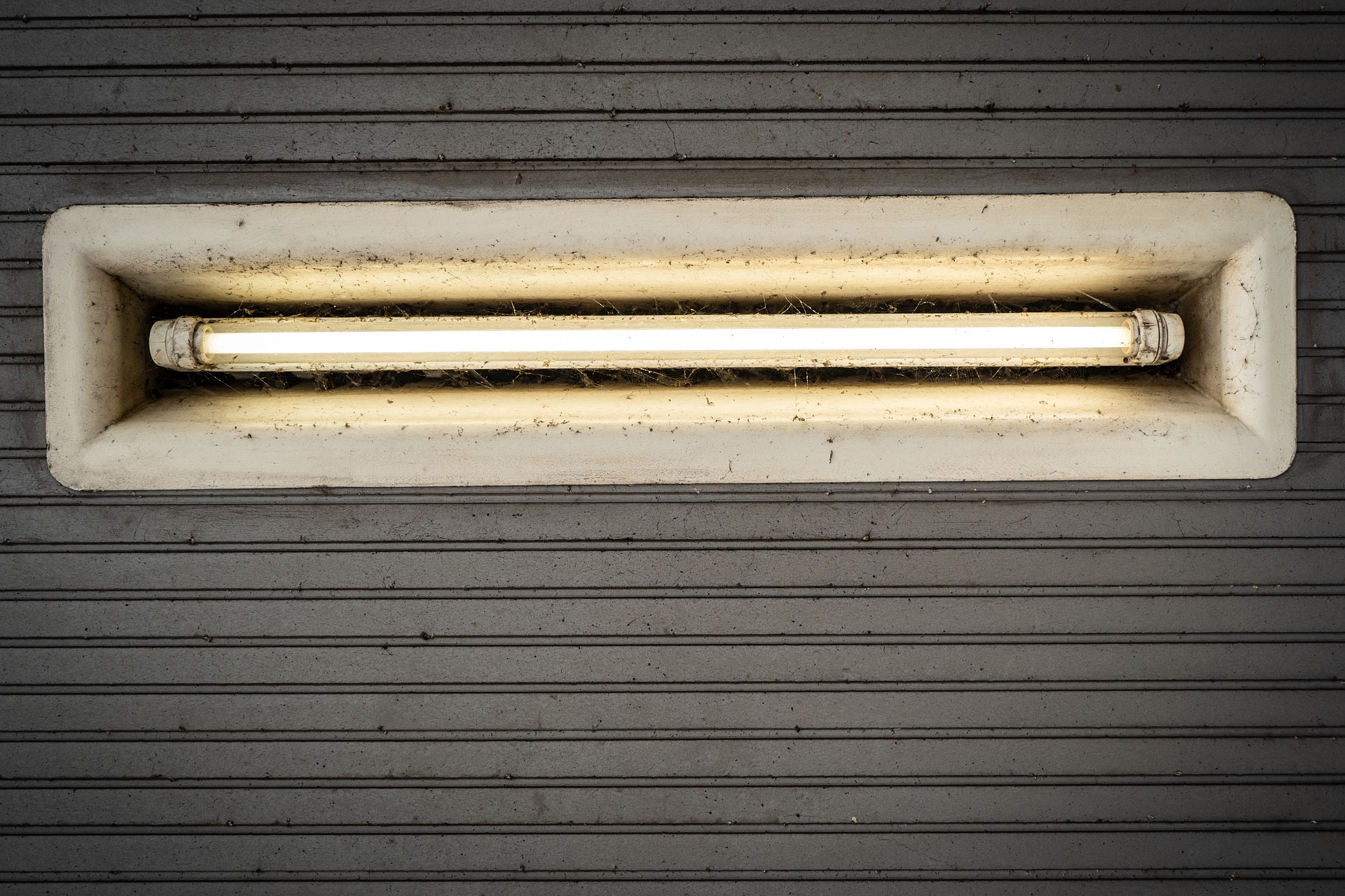 fluorescent-lamp-g7a1fb1931_1920